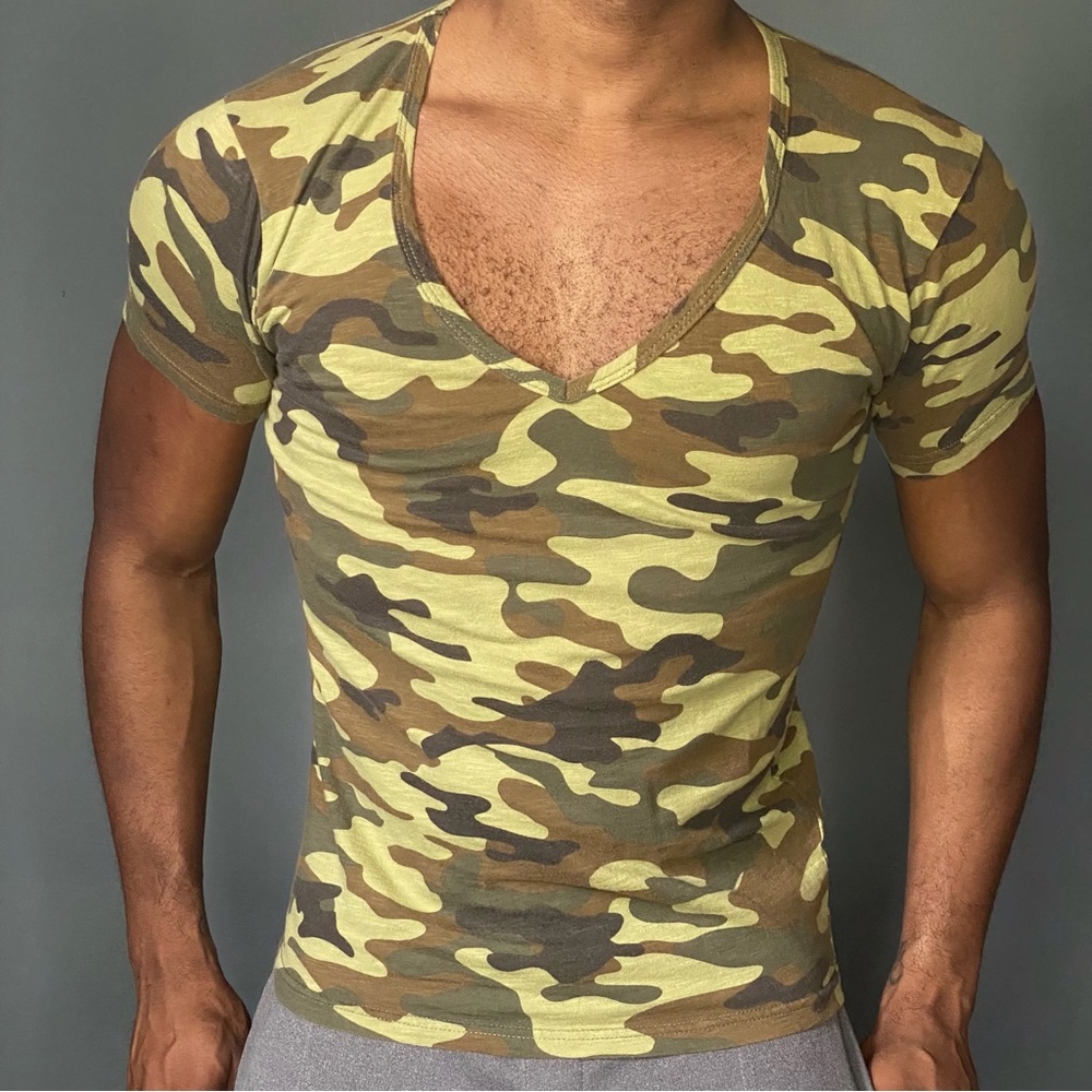 Camouflage v-neck
